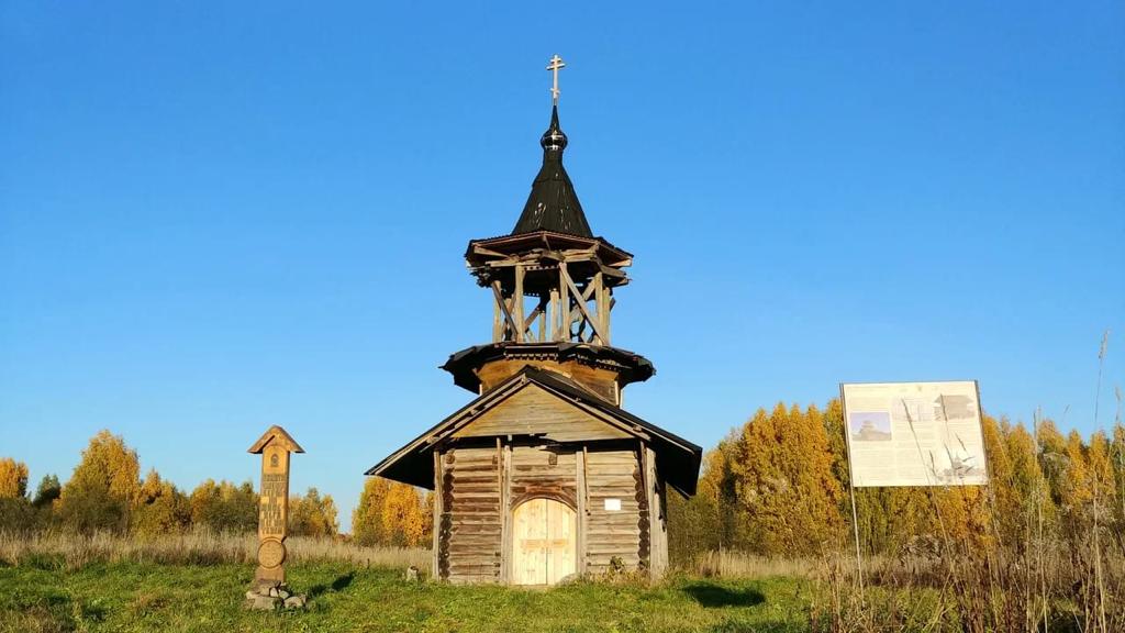 Информационные стенды у восстановленных ими храмов Карелии